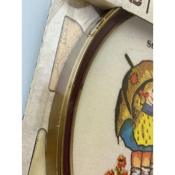 Gallery Crafts Hummel Stitchery Crewel Kit Frame Included 1976 Umbrella Children - Picture 15 of 16